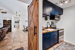 Fridge, microwave, oven, stovetop - 3500² ft Luxe 4/4 - Htd LapPool, Arcade HotTub, ADU, Fully Fenced, Gated. (Jupiter)