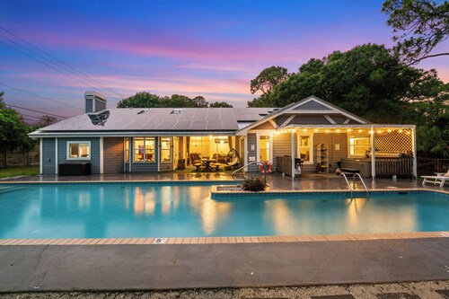 3500² ft Luxe 4/4 - Htd LapPool, Arcade HotTub, ADU, Fully Fenced, Gated.