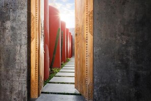 المنشأة من الداخل