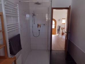 Ducha, secador de pelo, toallas