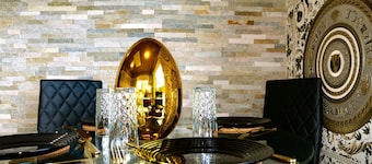 Ultra Deluxe Versace Apartment Near Sheffield