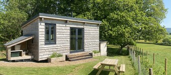 1 Bed Hut - Sleeps 4 - Pets - Parking