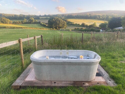 1 Bed Hut - Sleeps 4 - Pets - Parking