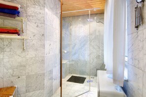 Shower, hair dryer, towels - Holiday Home 'Reis' with Shared Pool, Private Terrace and Wi-Fi (Ostrach)