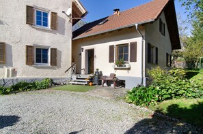 Exterior - Holiday Home 'Reis' with Shared Pool, Private Terrace and Wi-Fi (Ostrach)