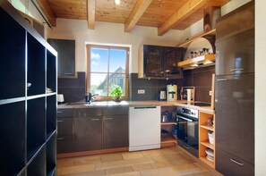 ثلاجة، ميكروويف، فرن، موقد طهي مسطح