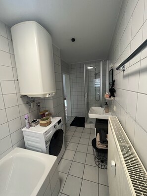 Een bad, een haardroger, handdoeken