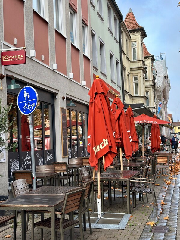 Outdoor dining - Apartment "Charmante Altbauwohnung" close to City Centre (Erlangen)