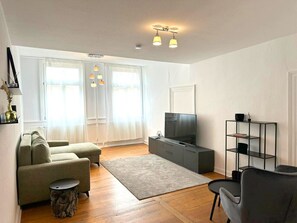 TV - Apartment "Charmante Altbauwohnung" close to City Centre (Erlangen)