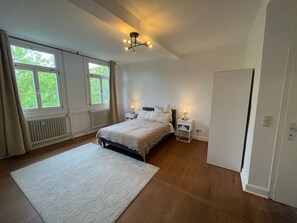 1 slaapkamer, een strijkplank/strijkijzer, gratis wifi, beddengoed