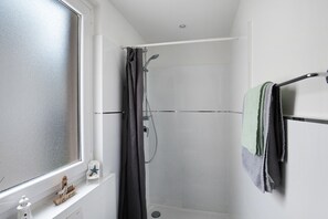 Dusche, Haartrockner, Handtücher