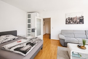 Tabla de planchar con plancha, wifi gratis y ropa de cama 