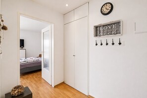 Tabla de planchar con plancha, wifi gratis y ropa de cama 
