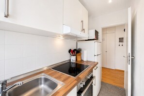 Refrigerador, microondas, horno, placa de cocina