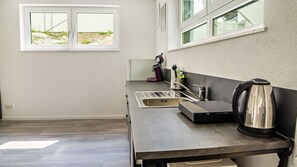 Refrigerador, microondas, placa de cocina, cafetera/tetera