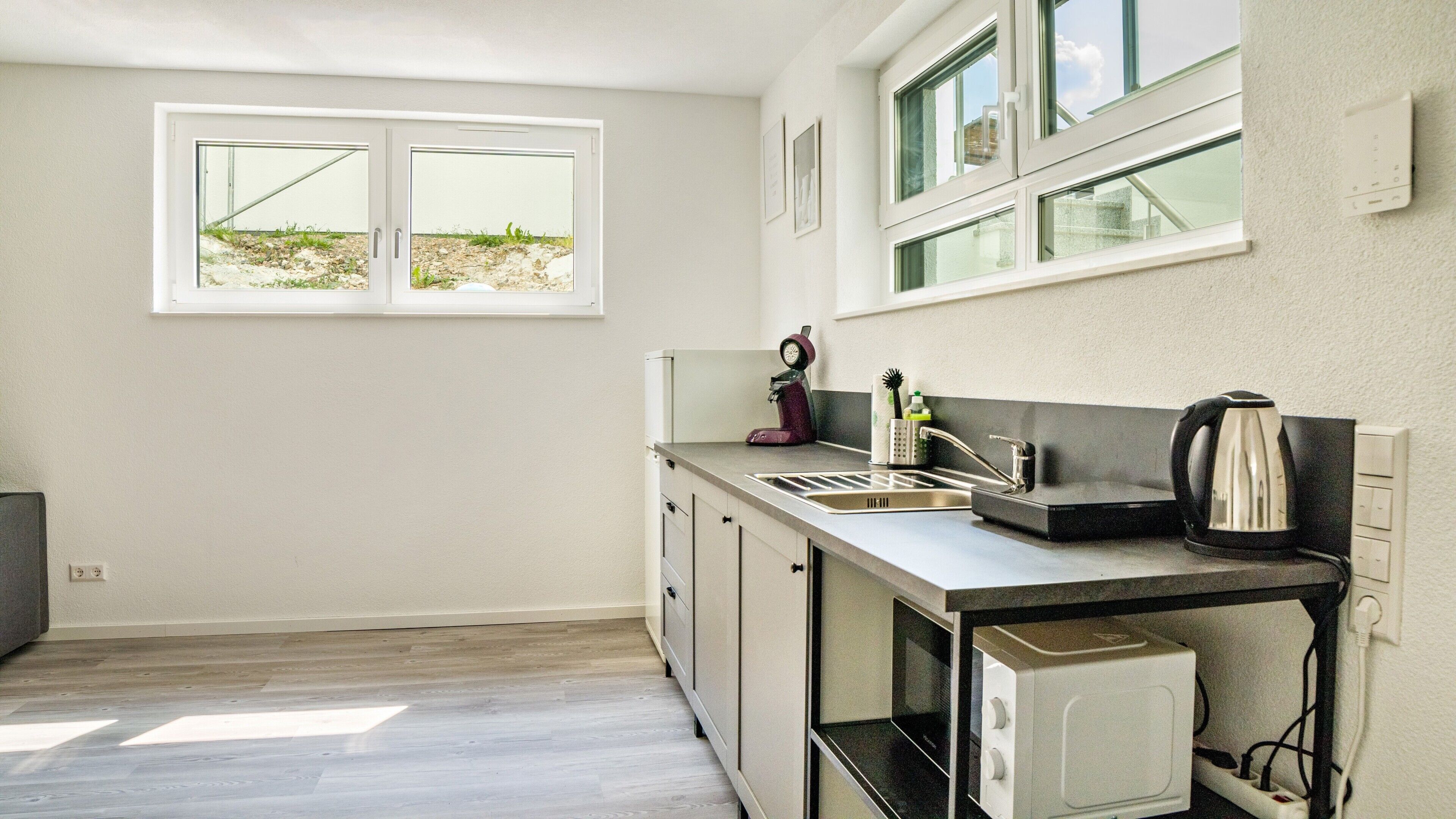 Kjøleskap, mikrobølgeovn, kokeplater og kaffetrakter/tekoker