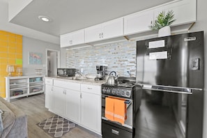 Réfrigérateur, micro-ondes, four, plaque de cuisson