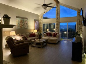 Smart TV, chimenea, reproductor de DVD y tenis de mesa 