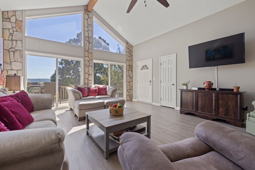 Smart TV, chimenea, reproductor de DVD, mesa de ping pong