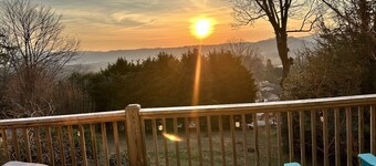 Fall colors peaking! Mountain view, deck, sunroom, wood fireplace, dogs welcome!