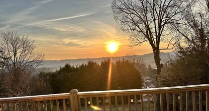 Fall colors peaking! Mountain view, deck, sunroom, wood fireplace, dogs welcome!