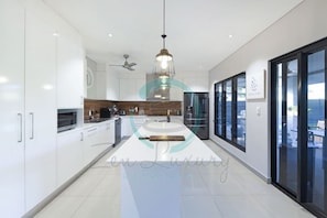 Family House | Private kitchen | Fridge, microwave, oven, stovetop - ZENHOUSE - 5BR Family with Private Pool (Johnston)