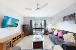 Familienhaus | Wohnzimmer | 60-Zoll-Fernseher mit Kabelempfang