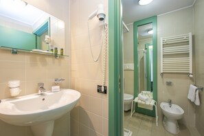 Douche, sèche-cheveux, bidet, serviettes fournies