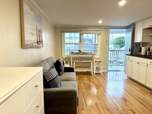 Cozy apartment. 1 min walk to the beach.