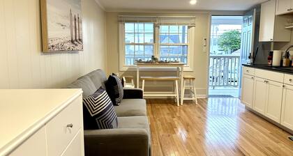 Cozy apartment. 1 min walk to the beach.