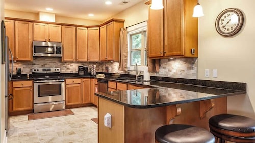 Biltmore Xmas Base Camp | No Stairs | 2 King beds