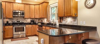 Biltmore Xmas Base Camp | No Stairs | 2 King beds