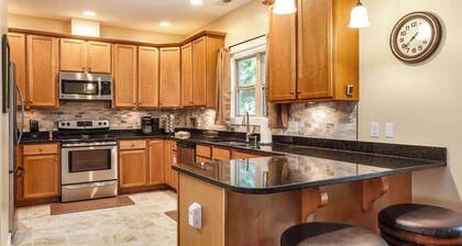 Biltmore Xmas Base Camp | No Stairs | 2 King beds