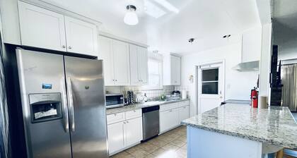 Cozy & Spacious Hayward Entire 4BR SFH/Free Parking/WiFi