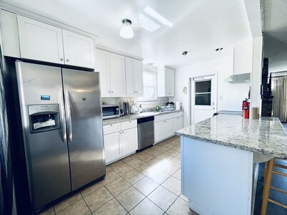 Cozy & Spacious Hayward Entire 4BR SFH/Free Parking/WiFi