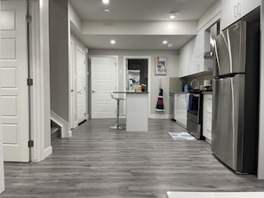Refrigerador, microondas, horno y parrilla de estufa 