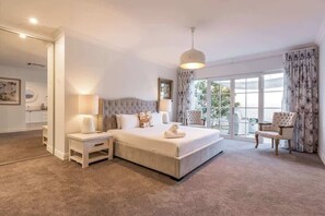 5 bedrooms, iron/ironing board, WiFi, bed sheets
