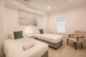5 bedrooms, iron/ironing board, WiFi, bed sheets