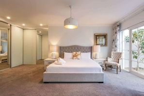 5 bedrooms, iron/ironing board, WiFi, bed sheets