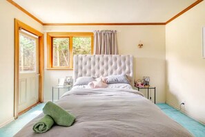 3 bedrooms, iron/ironing board, free WiFi, bed sheets - Sea views from holiday house (Lower Hutt)
