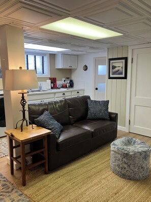 智能电视、壁炉、书