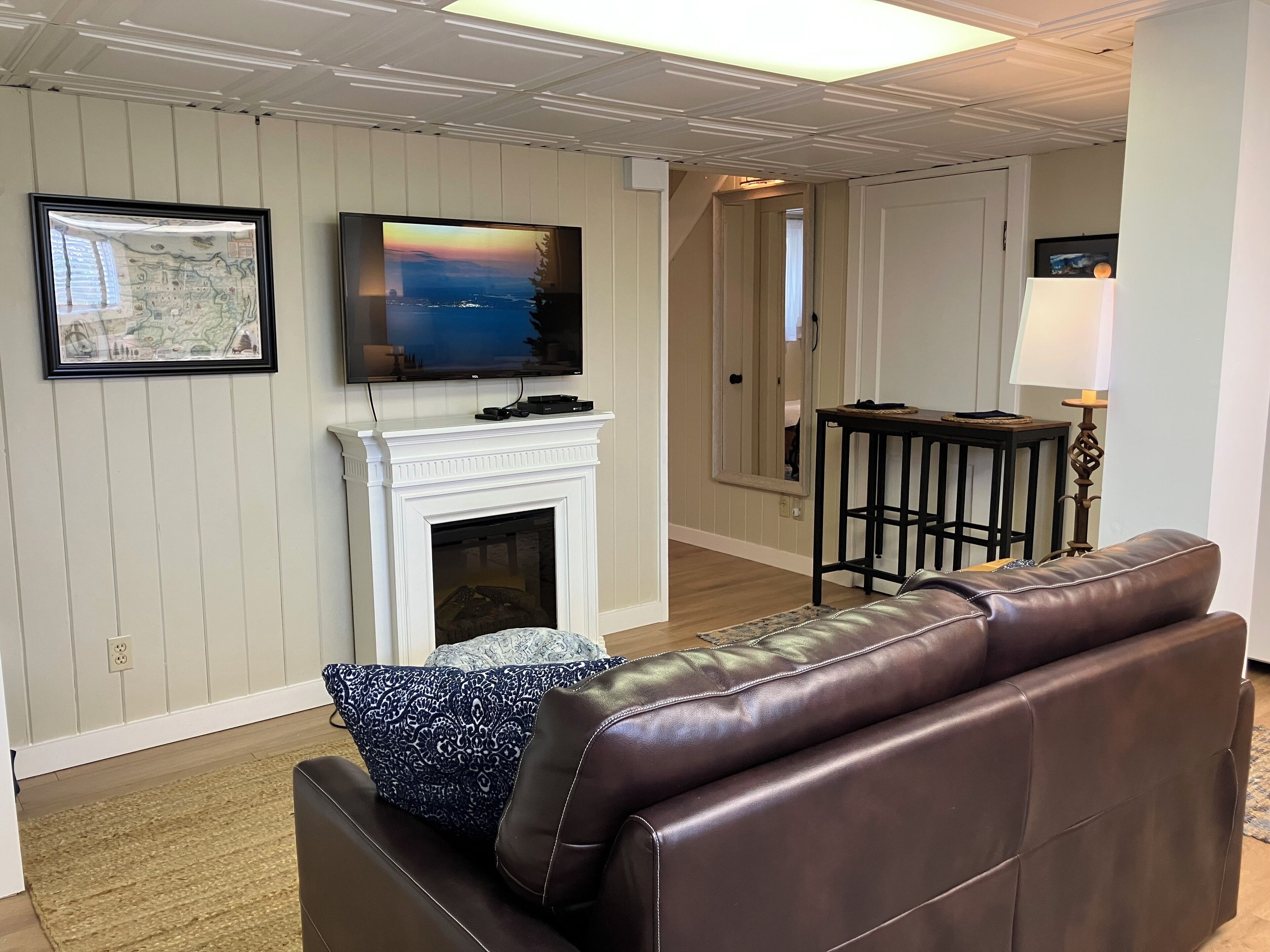 Smart-tv, eldstad och böcker