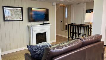 Smart-tv, eldstad och böcker