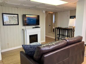 Älytelevisio, takka, kirjoja