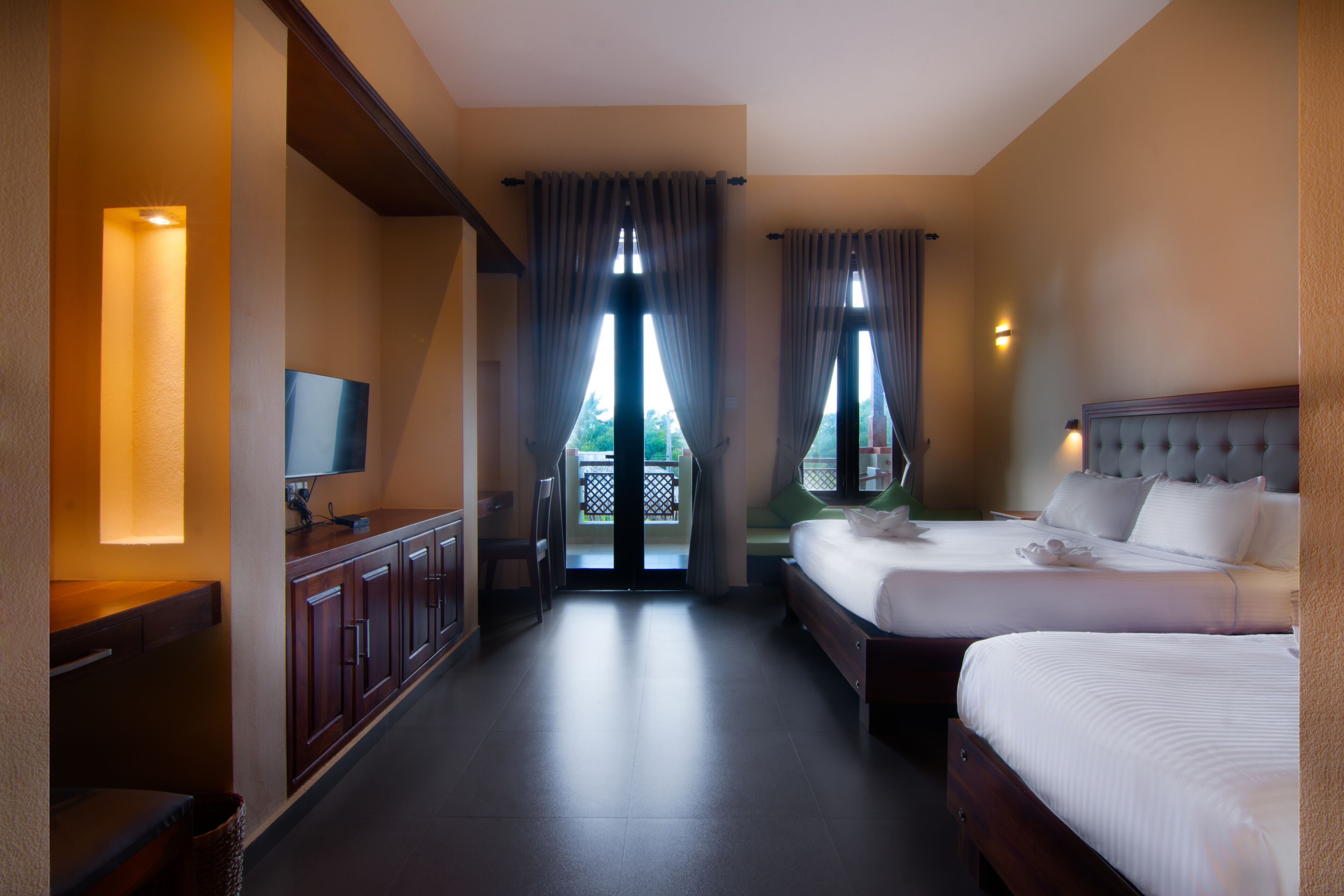 Muebles diferentes, escritorio y espacio para trabajar con laptop 