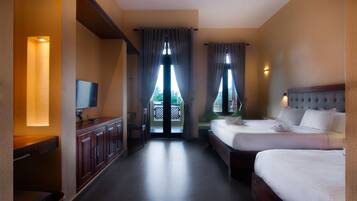 Muebles diferentes, escritorio y espacio para trabajar con laptop