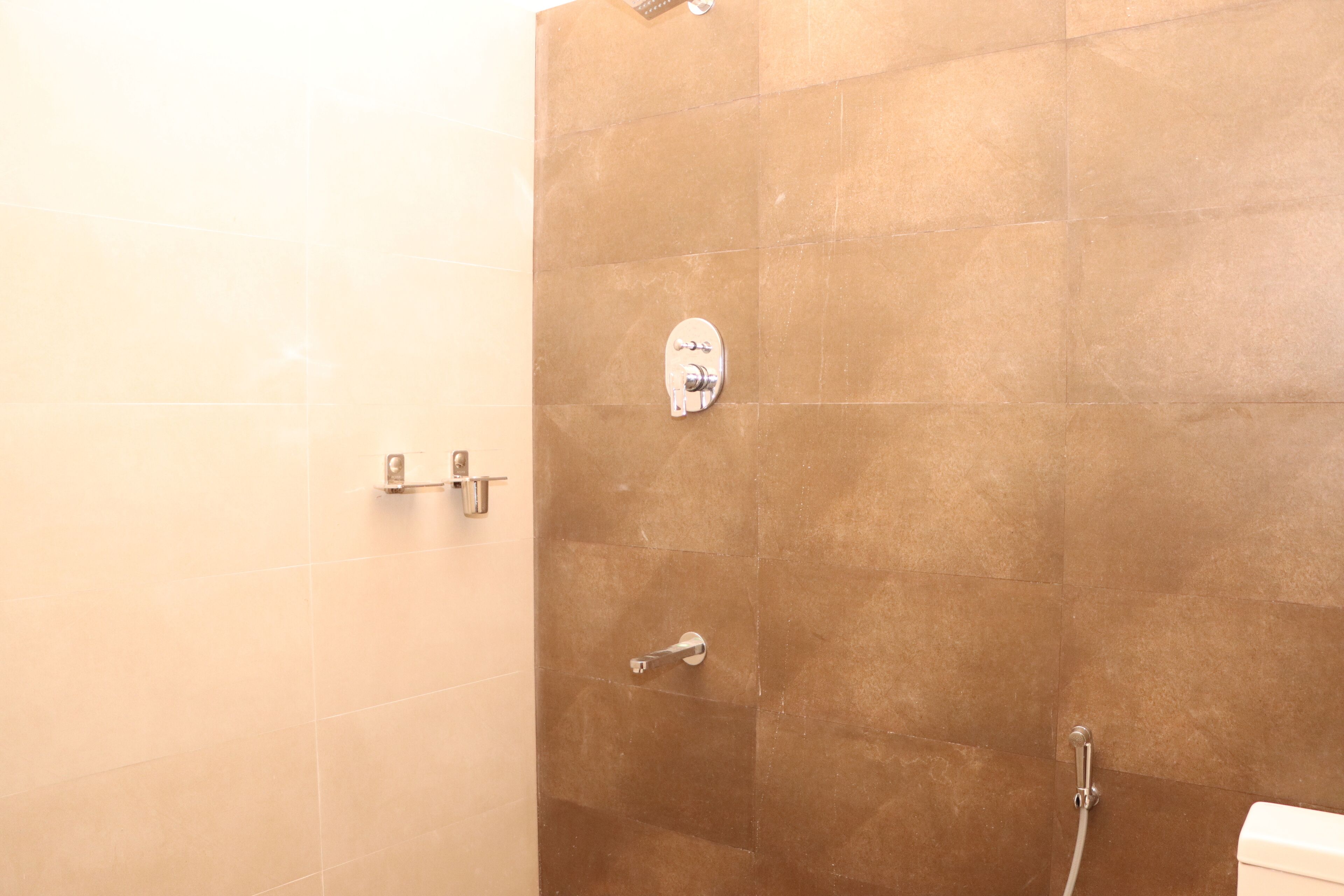 Ein Badezimmer mit Duschbereich, Toilette und Waschbecken.