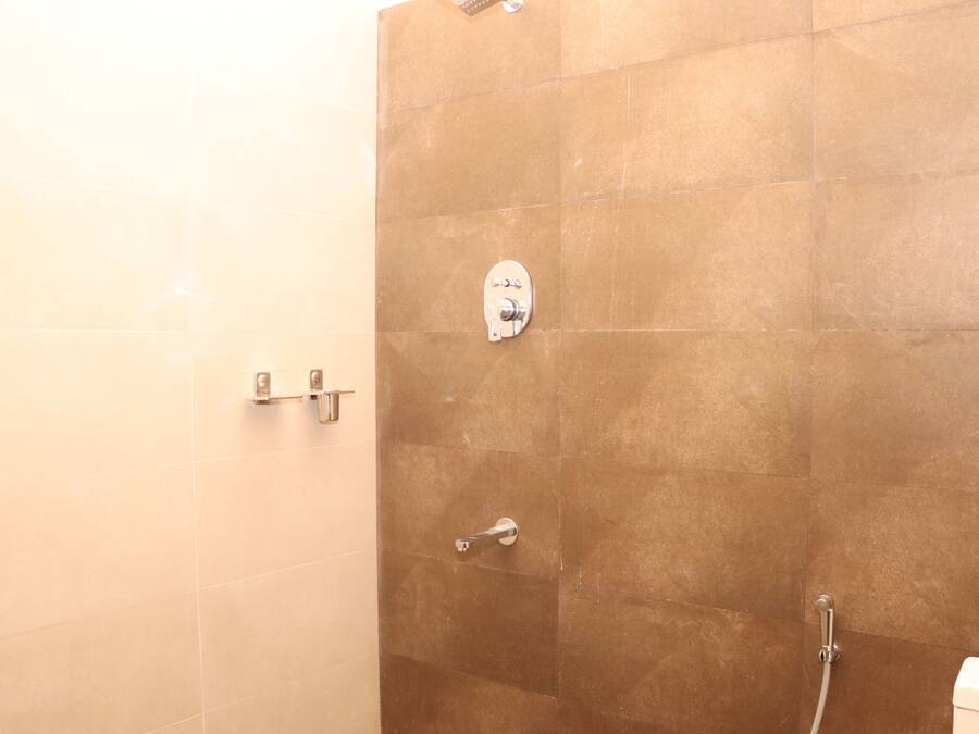 Ein Badezimmer mit Duschbereich, Toilette und Waschbecken.