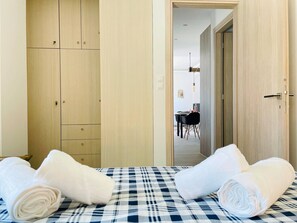 2 bedrooms, iron/ironing board, internet, bed sheets