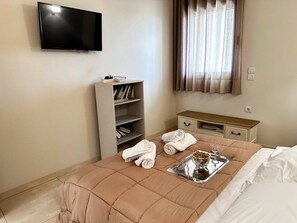 2 bedrooms, iron/ironing board, internet, bed sheets
